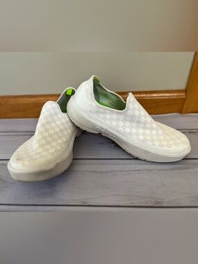 Women’s Oofos white checkerboard ee see low white recovery slip on shoe. Size 8